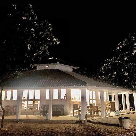 Moon Isle Beach Bungalow Nilaveli Exteriör bild