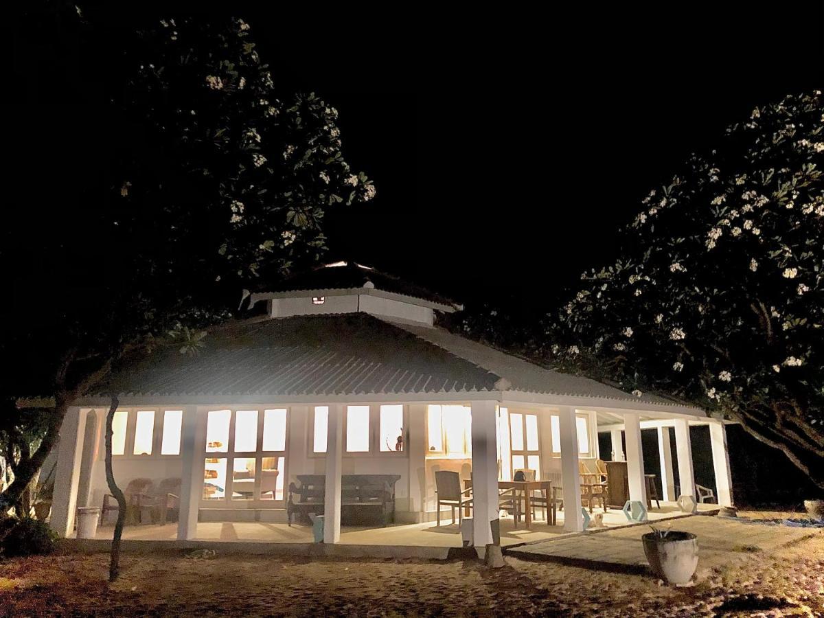 Moon Isle Beach Bungalow Nilaveli Exteriör bild